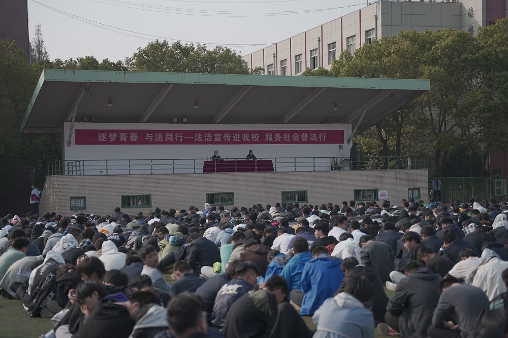 学校开展“逐梦青春，与法同行”法制教育讲座