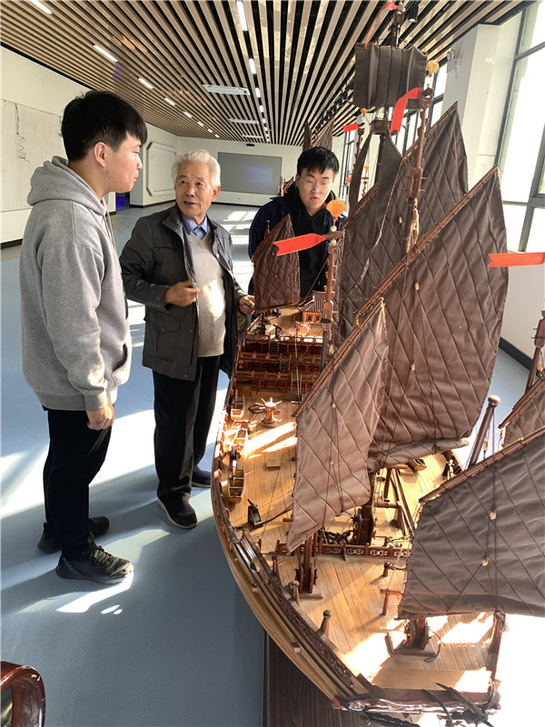 古船文化研究中心对船文化馆中的古船模进行修复