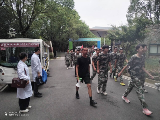 校医务站保驾护航2025级新生军训野外拉练