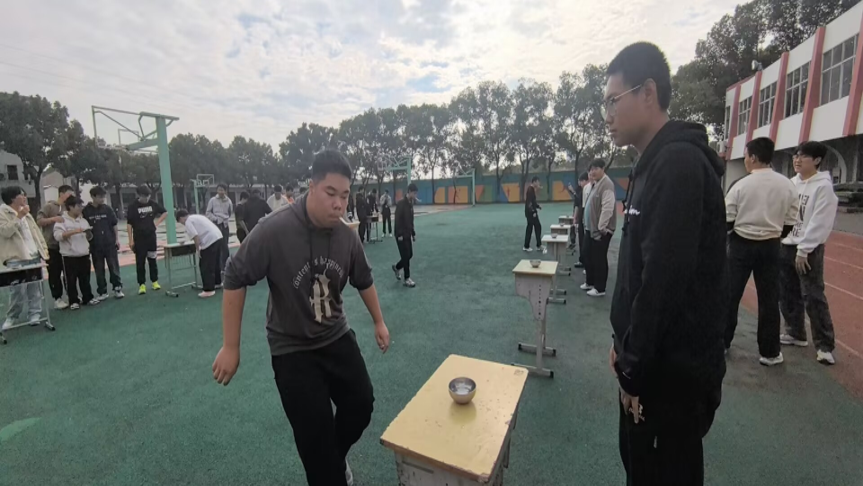 趣味运动燃激情，凝心聚力乐无穷           ——251211班趣味运动会