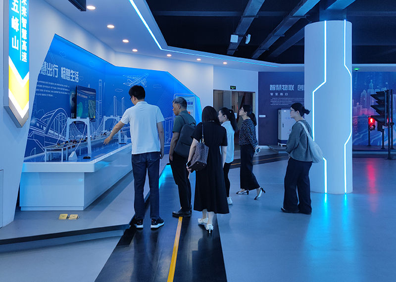 职业教育活动周-无锡市物联网产业协会一行来校交流