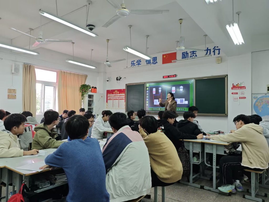 以照明双控为钥，开启传统电工与智能技术融合新课堂