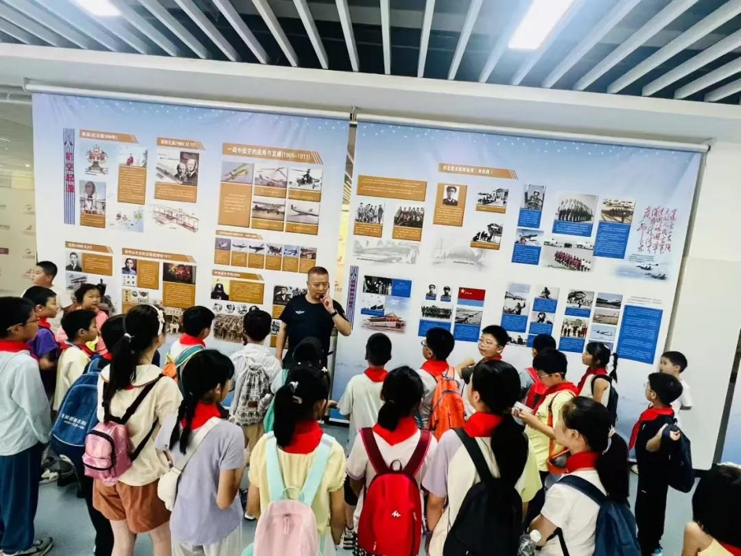 “未来机长”研学活动点燃航空梦